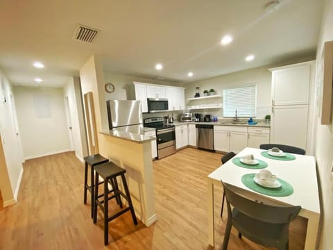 Kitchen or kitchenette, Dining area, dishwasher, minibar, pet friendly, toaster