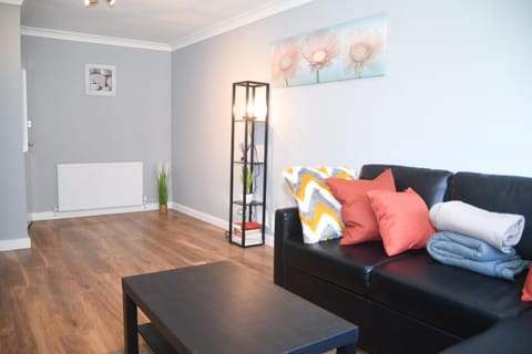 2ndHomeStays -Willenhall-Charming 3-Bedroom Home House in Walsall