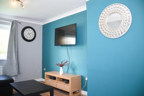 Communal lounge/ TV room, TV and multimedia, Decorative detail, hair dresser