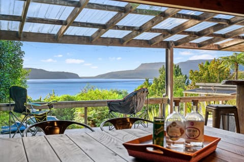 Lakeside Lookout - Lake Tarawera Holiday Home Casa in Rotorua