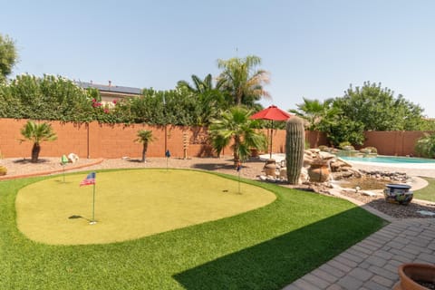 Oasis Villa With Pool, Putting Green & Pool Table Chalet in Maricopa