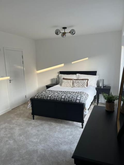 Outstanding 4-Bedroom Town House By Valore Property Services Apartment in Aylesbury Vale