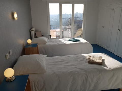 Bed, Balcony/Terrace, Photo of the whole room, Bedroom, towels