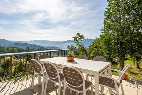 * Farmhouse with views * Walk to everything Villa in Barga