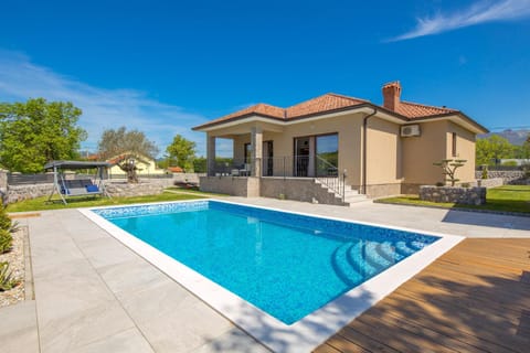 Property building, Day, Pool view, Swimming pool