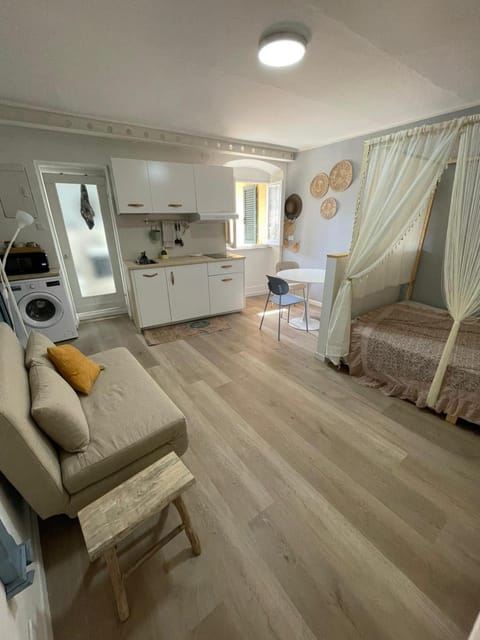 Living room, Photo of the whole room, Bedroom, washing machine