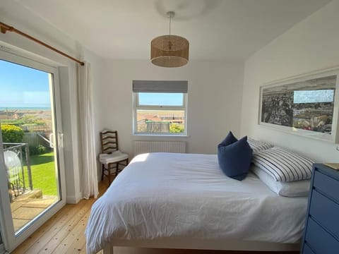 Beach house with sea views minutes from the surf House in Westward Ho
