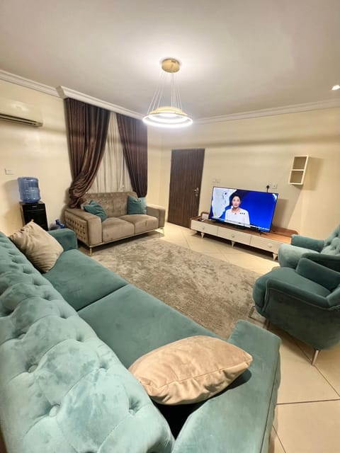 Lauderdale-Homes tastefully furnished 2 Bedroom Apartment in Life-Camp Condominio in Abuja