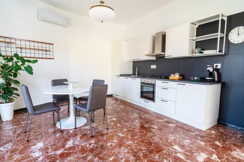 Kitchen or kitchenette, Dining area, dishwasher, minibar, pet friendly