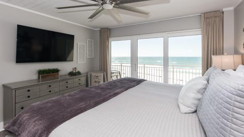 Bed, Natural landscape, TV and multimedia, Bedroom, Sea view, fireplace