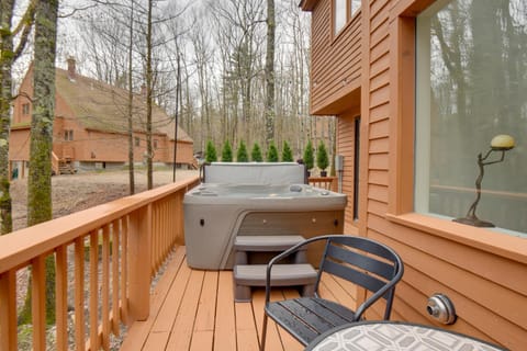 North Conway Townhome with Private Hot Tub! Haus in North Conway