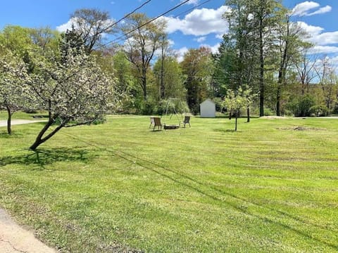 Chic Catskills Getaway Bungalow Copropriété in Hurleyville