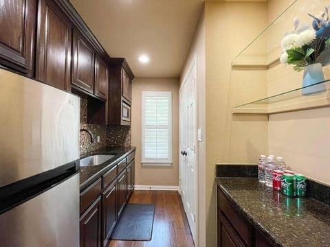 Cheerful 5 Bedroom Home with Heated Pool House in Carrollton