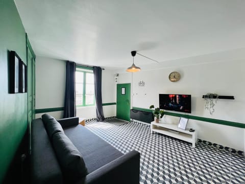 DnN - Retro 1BR, center Thiers - free wifi and parking - near Vichy, Clermont, Lyon Apartment in Thiers