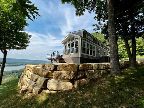 Property building, Nearby landmark, Day, Natural landscape, Landmark view, Mountain view, River view