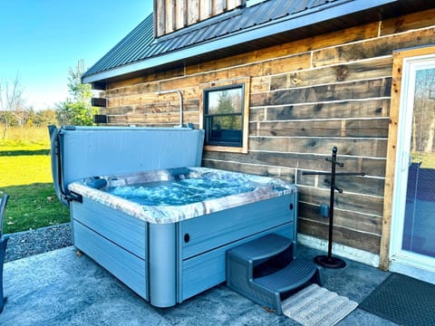 Rustic Hideaway sleeps 4 Hot tub Haus in De Soto