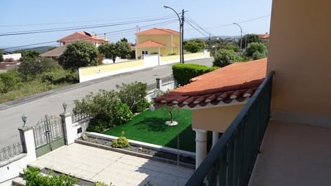 Neighbourhood, Garden, Garden view, Street view, Quiet street view