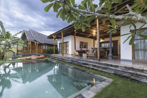 Swimming pool [outdoor]