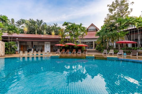 Swimming pool [outdoor]