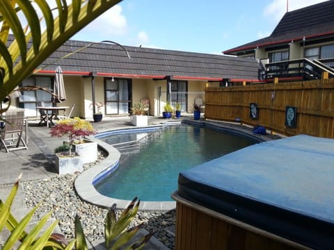 Swimming pool [outdoor]