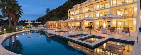 Swimming pool [outdoor]