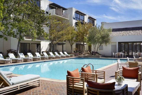 Swimming pool [outdoor]