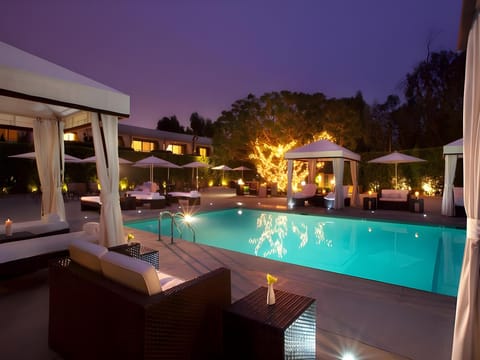 Swimming pool [outdoor]