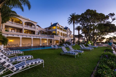 Poolside bar