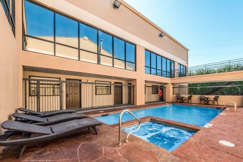 Swimming pool [outdoor]