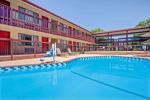 Swimming pool [outdoor]