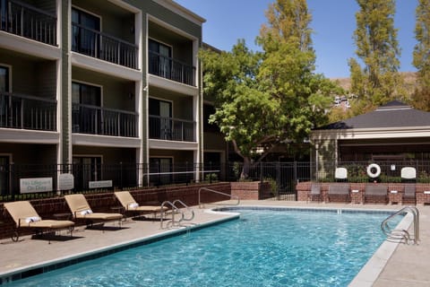 Swimming pool [outdoor]