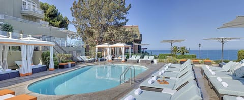 Swimming pool [outdoor]