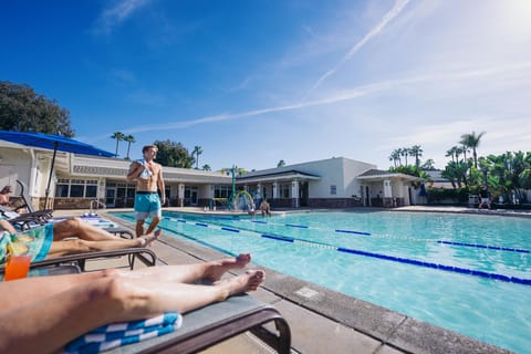 Swimming pool [outdoor]