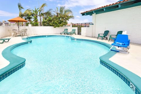 Swimming pool [outdoor]