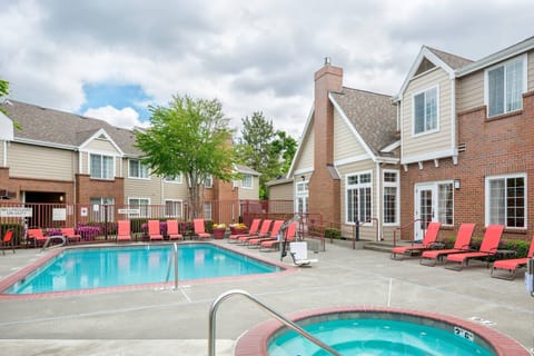 Swimming pool [outdoor]
