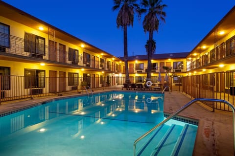 Swimming pool [outdoor]