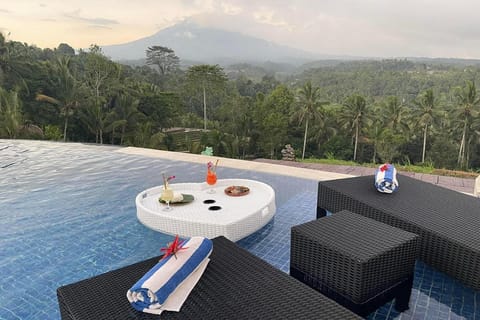 Swimming pool [outdoor]