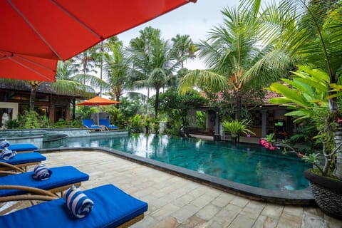Swimming pool [outdoor]