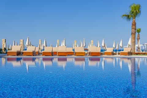 Swimming pool [outdoor]