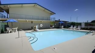 Swimming pool [outdoor]