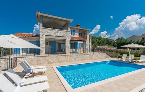 Swimming pool [outdoor]