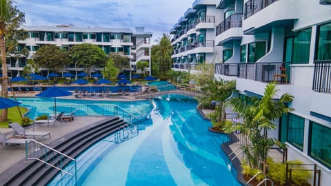 Swimming pool [outdoor]