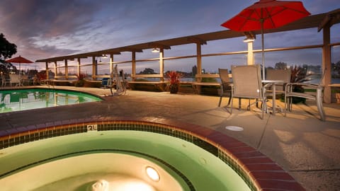 Swimming pool [outdoor]
