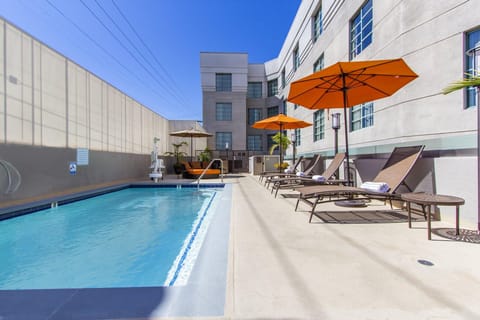 Swimming pool [outdoor]
