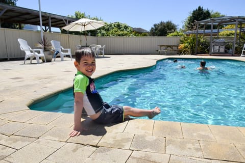 Swimming pool [outdoor]