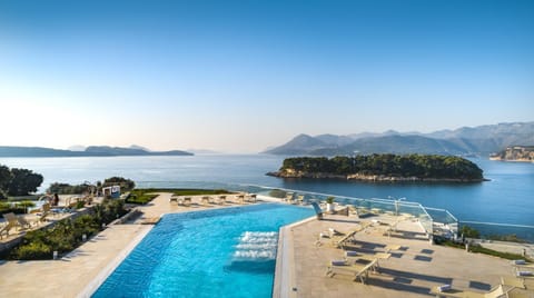 Swimming pool [outdoor]