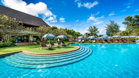 Swimming pool [outdoor]
