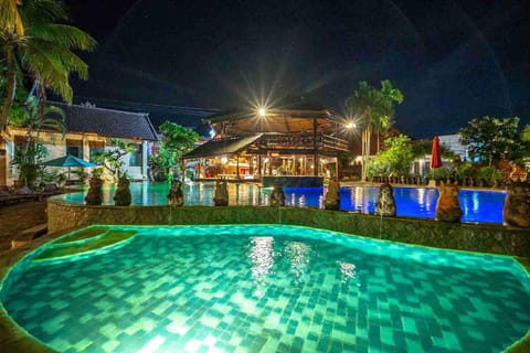 Swimming pool [outdoor]