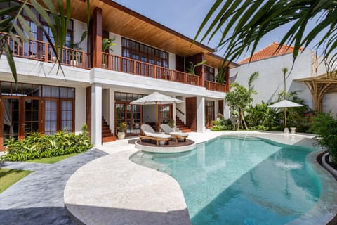 Swimming pool [outdoor]
