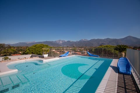 Swimming pool [outdoor]